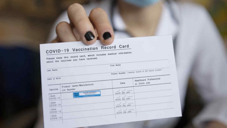 Fausses cartes de vaccin Covid : 2 infirmières arrêtés pour avoir gagner plus 1,5 millions de dollars