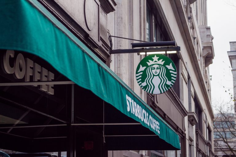 Starbucks : le syndicat de demande au géant du café d’étendre les augmentations de salaire