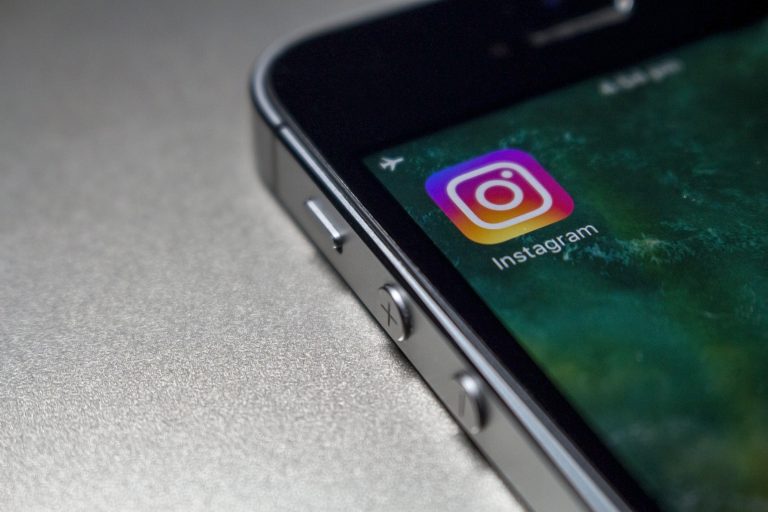 Instagram publie un nouveau guide pour configurer les boutiques dans l’application.